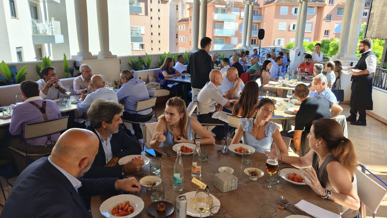 Socios del GE Business Club durante el almuerzo en el restaurante Destape del Terreno Barrio Hotel