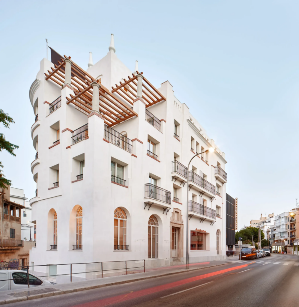 Fachada del Terreno Barrio Hotel en el barrio de El Terreno, Palma, con el restaurante Destape en la planta baja
