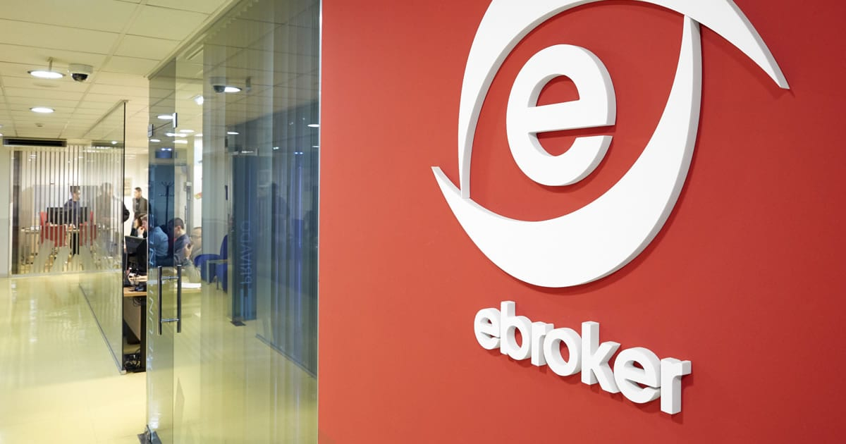 Recepción con el logotipo de ebroker