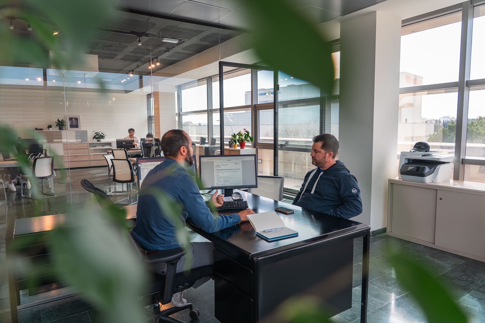 Reunión con un cliente en la oficina de BCS Mallorca
