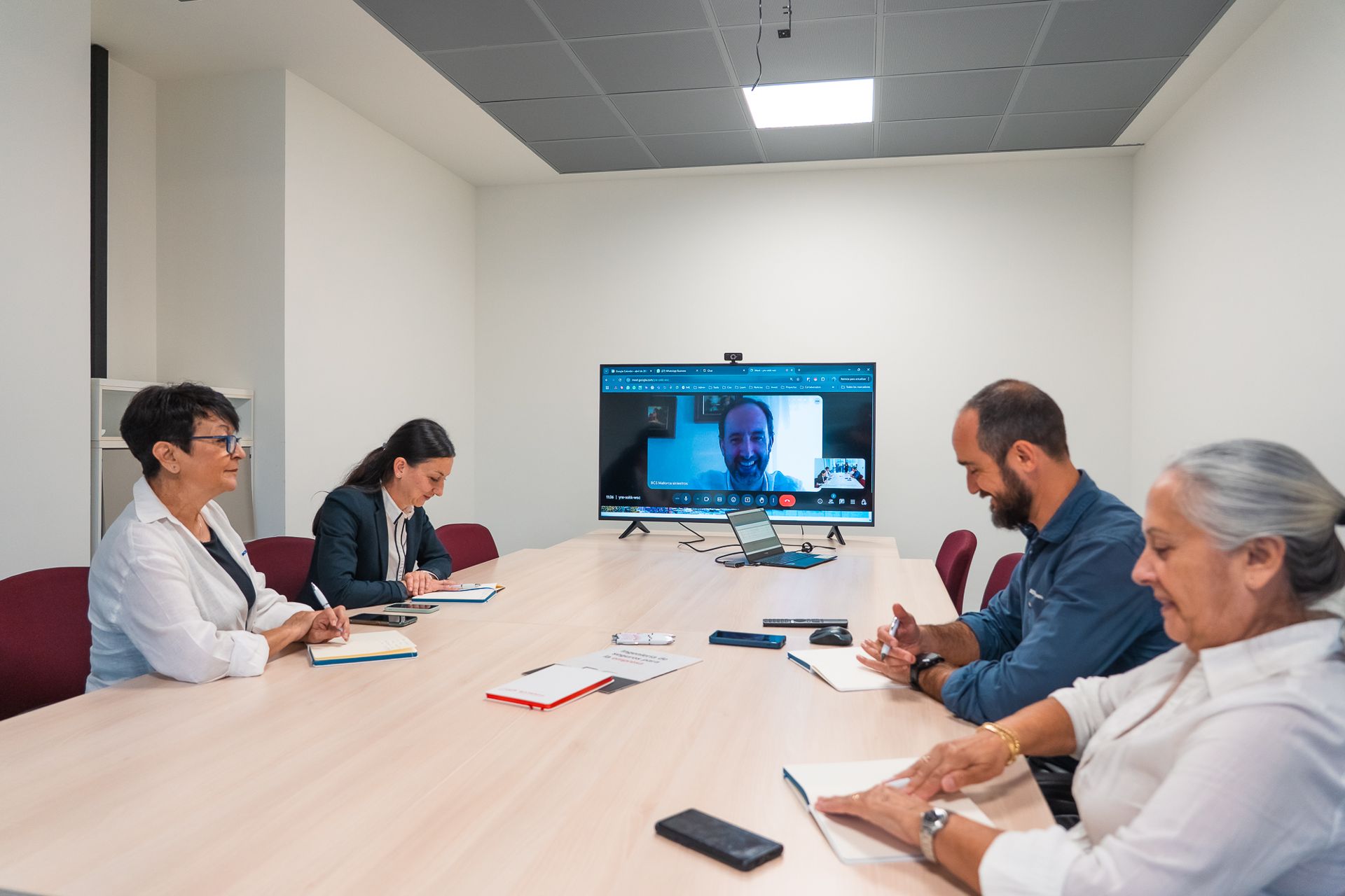 Sala de reuniones de BCS Mallorca preparada para videollamada